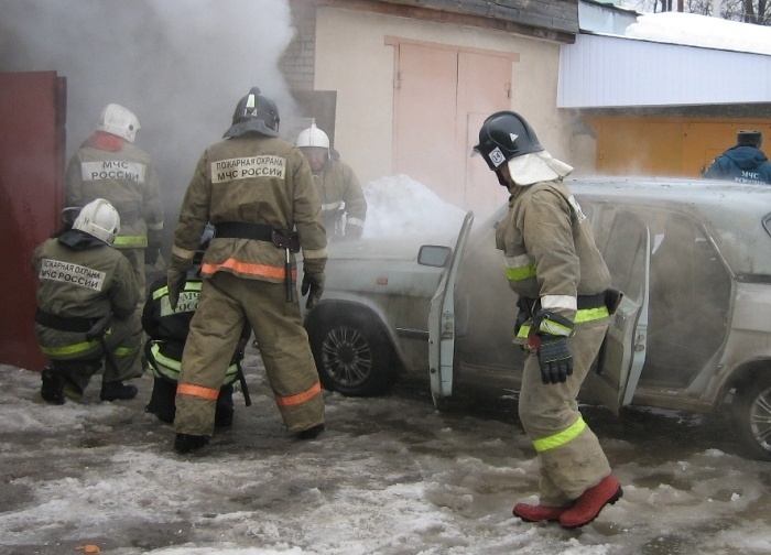 Пожарные спасли гараж и машину от огня 