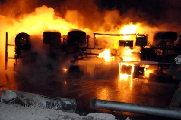 В Вилюйском районе сгорел бензовоз 