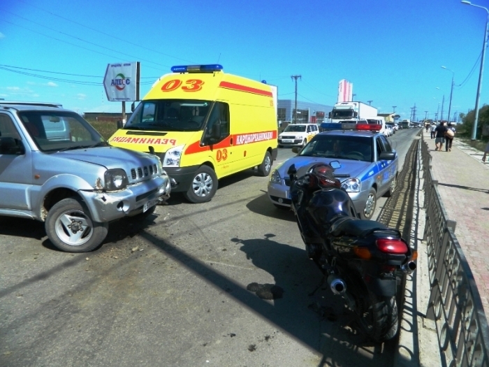 В Якутске произошло столкновение автомашины и мотоцикла