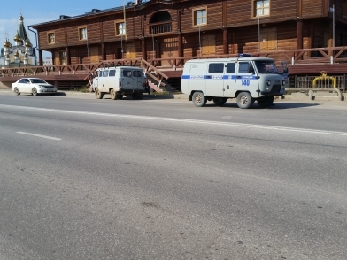 В Якутске две женщины, перебегая дорогу, попали под колеса автомашины «УАЗ»