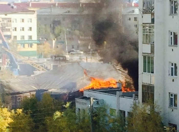 В Якутске горят дома по улице Свердлова 
