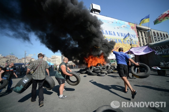 Столкновения между активистами и силовиками начались на Майдане (+видеострим)