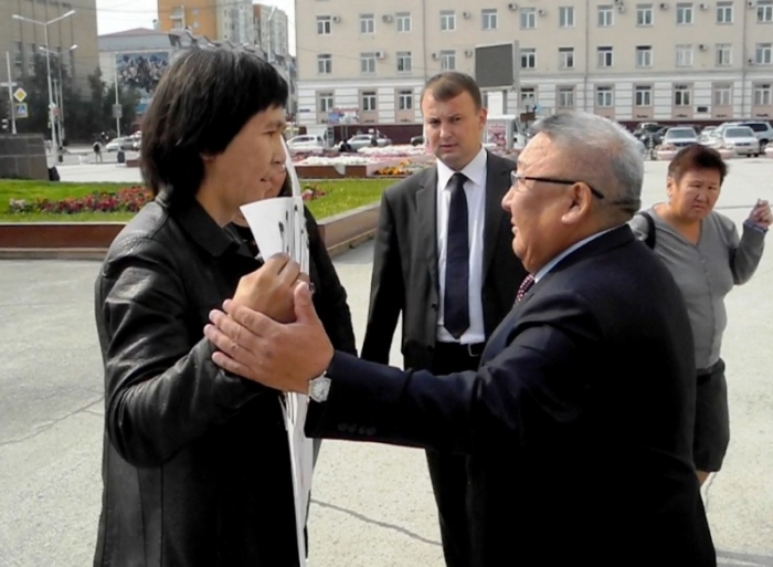 Врио главы Якутии отреагировал на одиночный пикет общественника (+видео)