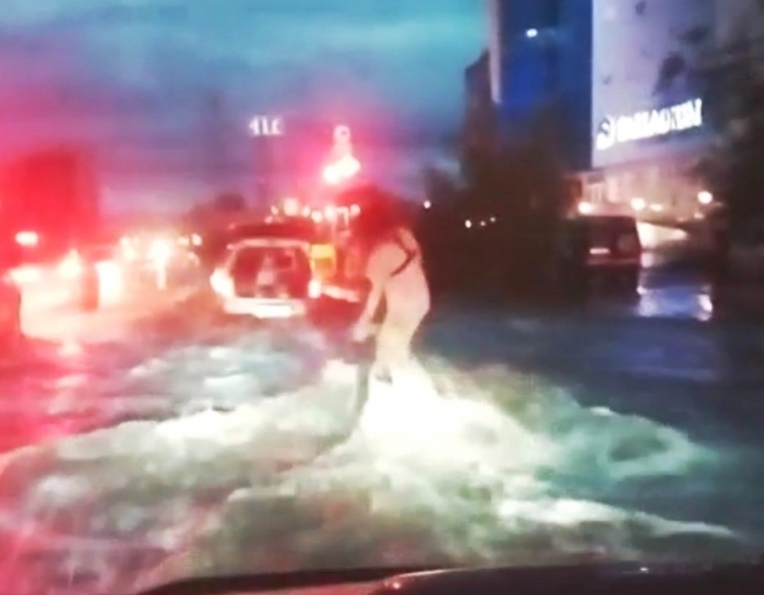 На улицах Якутска открылся дикий водный аттракцион (+видео) 