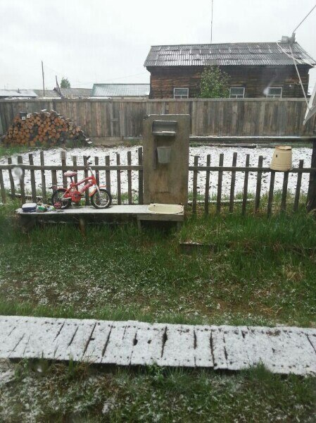 Фотофакт: во второй день лета в Вилюйском районе Якутии пошел снег