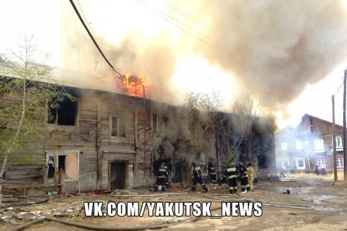 По ул. Якутской вспыхнул пожар в нежилом доме 