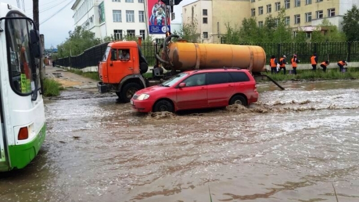Коммунальные службы Якутска оперативно устранили последствия ливня