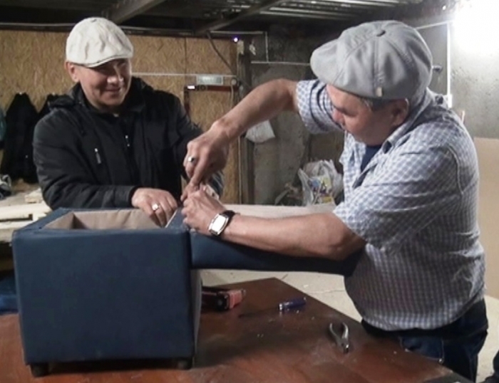 Бизнес вслепую: инвалиды по зрению открыли мебельный цех (+видео)
