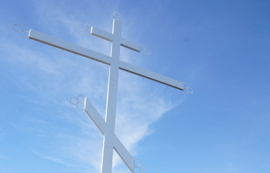 Самый большой поклонный крест в Якутии освятили на берегу Чернышевского водохранилища