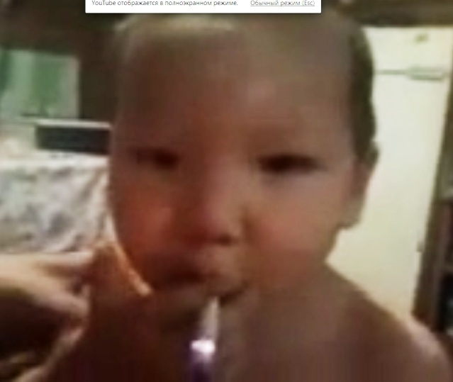 Родители учат ребенка курить (видео) 