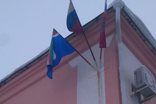 Фотофакт: на здании УФМС висит перевернутый флаг Якутии