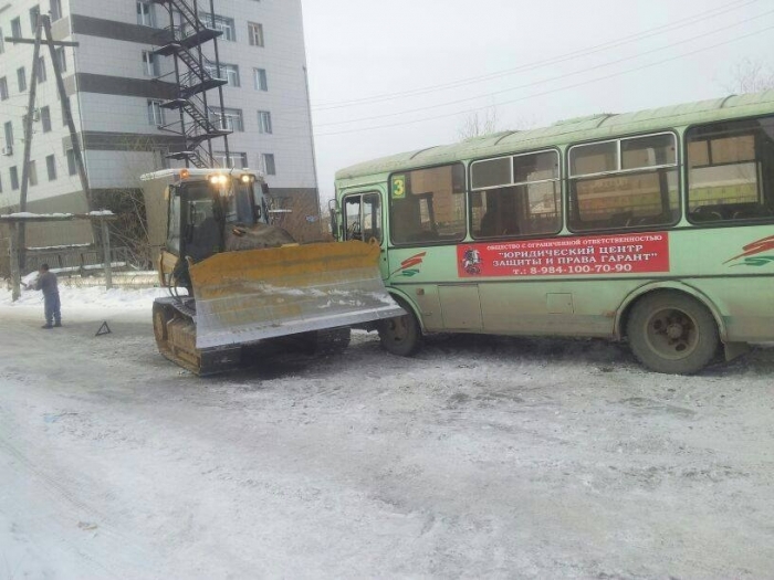 Фотофакт: автобус столкнулся с бульдозером
