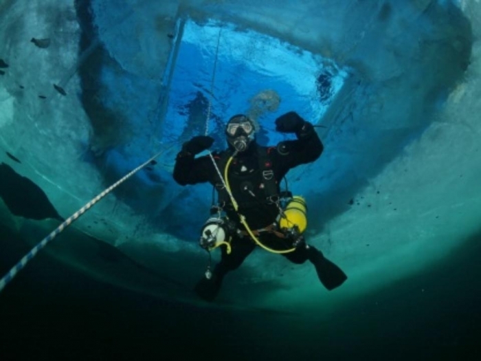 Члены экспедиции "Полюс Холода" ведут поиск расщелины в озере Лабынкыр