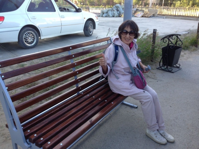 На улицах Якутска появились новые скамейки