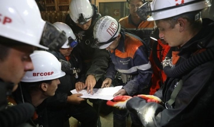 Водолазы и скалолазы МЧС России продолжают поиски горняков на руднике «Мир»