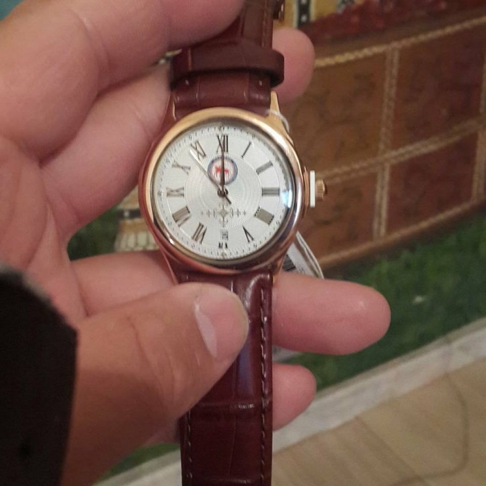 Антон Васильев продает золотые часы Ил Дархана