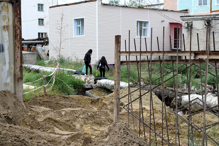 Провал в земле образовался в центре Якутска на улице Дзержинского
