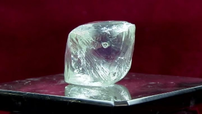 Сразу два крупных алмаза добыли в Якутии