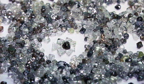В Якутии в жерле древнего вулкана обнаружили сразу три редких алмаза