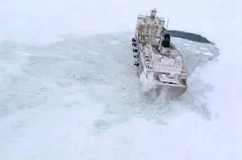 В Якутии вызволили из ледового плена 90 речников
