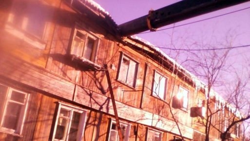 Строительную компанию в Нерюнгри оштрафовали за падение стрелы крана на жилой дом
