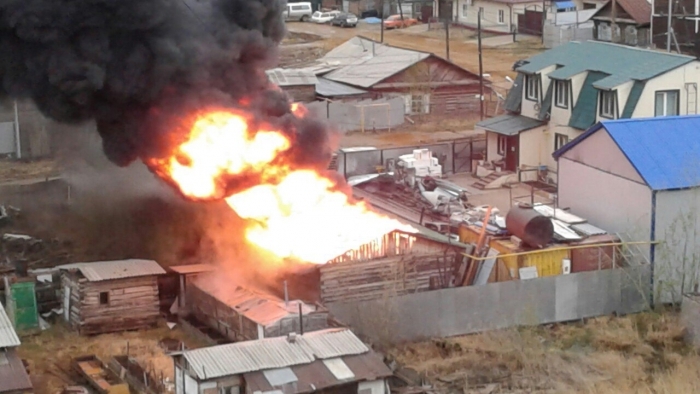 В Якутске замыкание проводки привело к возгоранию на складе