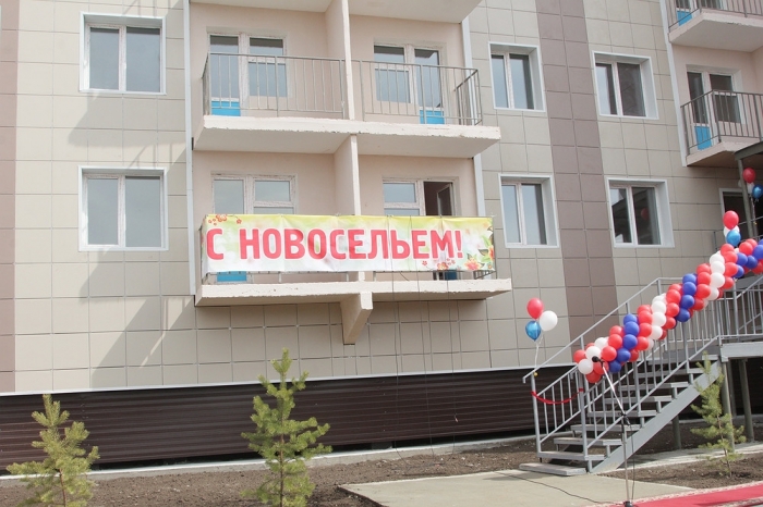 Дети-сироты и жители аварийных домов получили ключи от новых квартир в Якутске