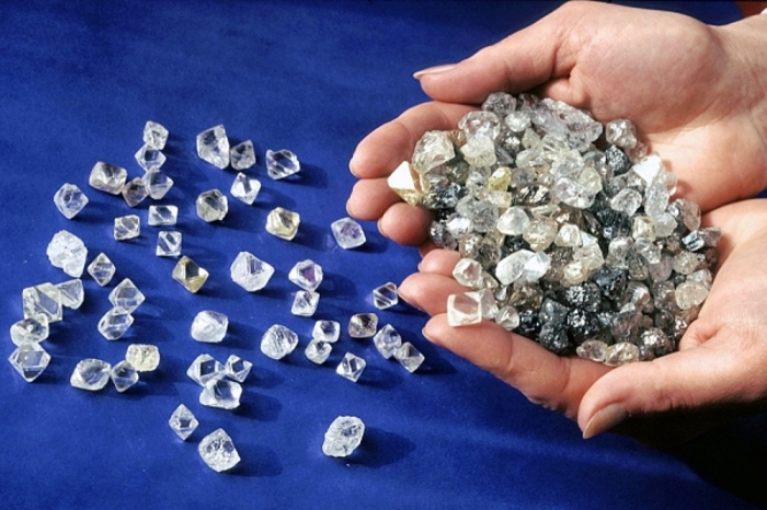 Продажи алмазов и бриллиантов АЛРОСА в апреле-мае сократились на 5%