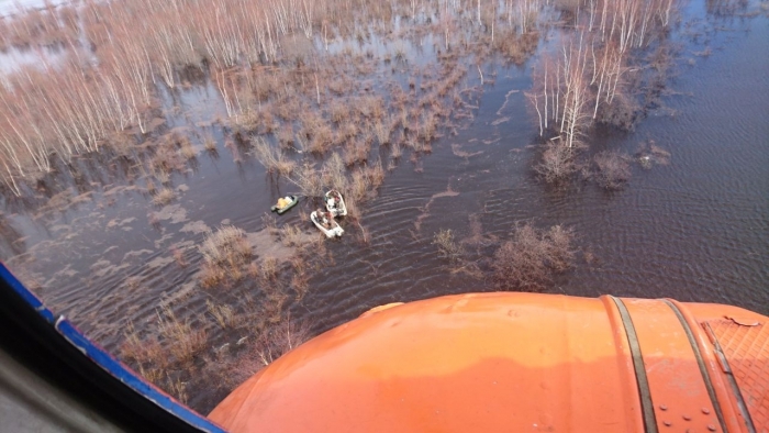 Шестерых охотников и собаку спасли с затопленного острова на реке Алдан