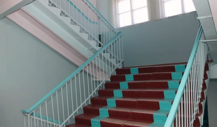 В Томмоте на ступеньках лестницы больницы умер 79-летний пациент