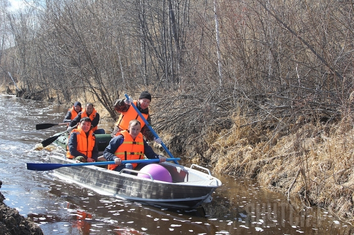 В Якутске муниципальные чиновники на лодках протестировали проточность Городского канала