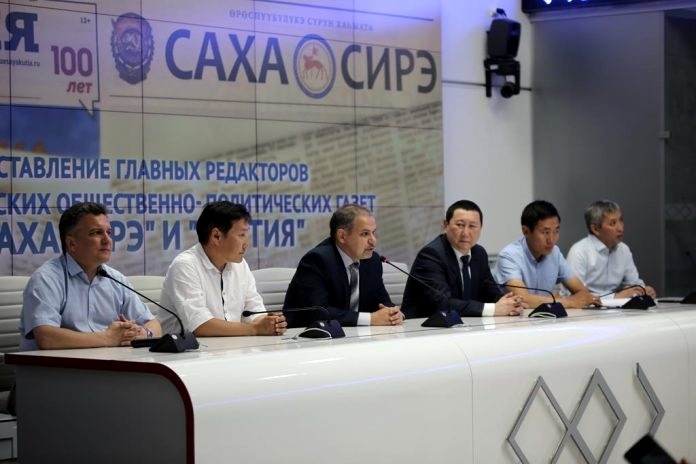 Глава АГиП Якутии представил новых редакторов газет «Якутия» и «Саха Сирэ»