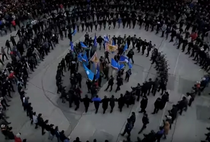 В Якутске свыше тысячи мужчин станцевали осуохай в День государственности республики (видео)