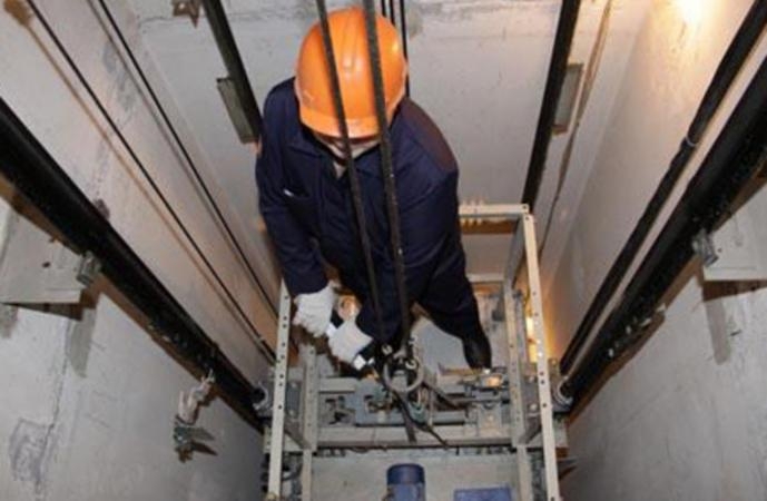 В рамках пилотного проекта в Якутии заменят 160 лифтов