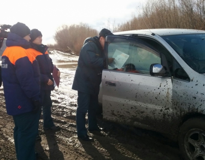 Рейды на ледовых переправах проводят инспекторы ГИМС в Якутии