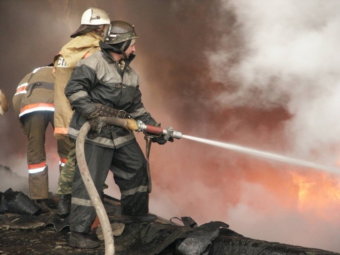 Пожарные спасли квартиру в Якутске и контейнер в Покровске
