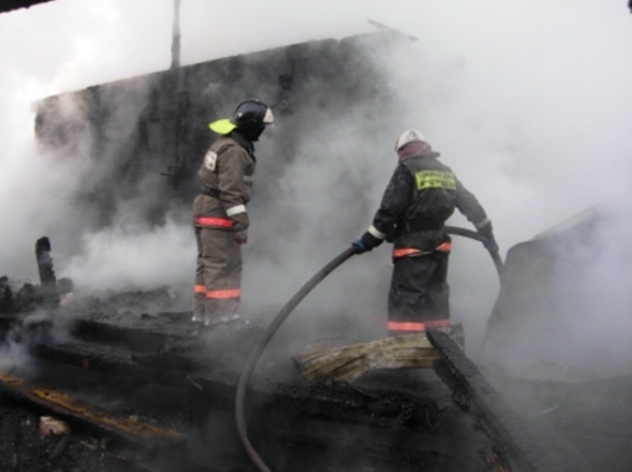 Частный дом в Намцах и курятник в Алмазном пострадали от огня