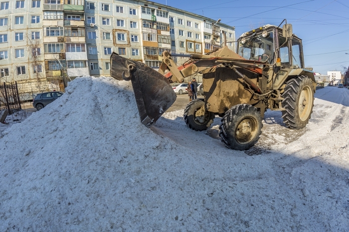 В Якутске продолжаются работы по уборке снега и наледей