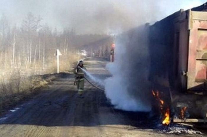 На автотрассе Ытык-Кюель – Харбалах загорелся грузовик