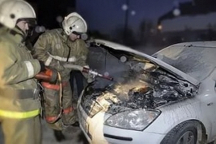 На одной из улиц Якутска загорелся автомобиль «Toyota Vitz»