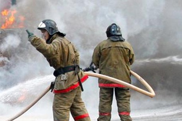Частный дом и гараж пострадали от огня в Якутске