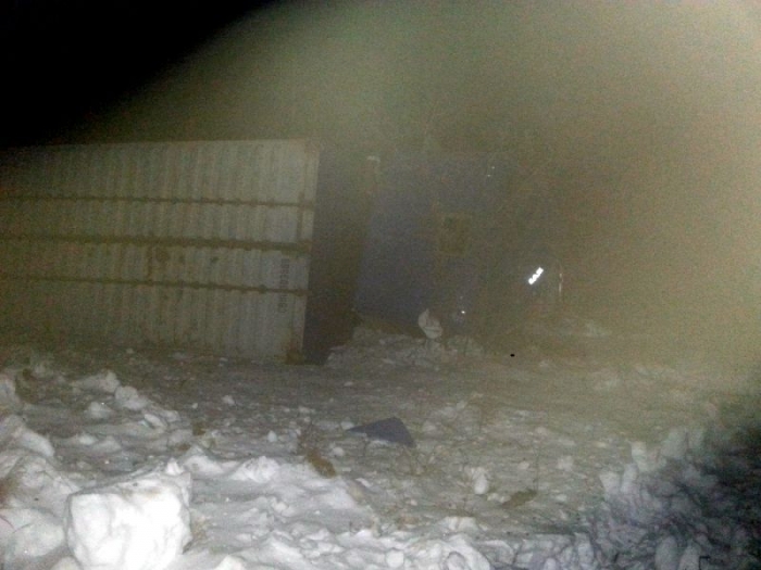 В Якутии водитель грузовика после аварии снял стресс водкой и уснул в мятой кабине