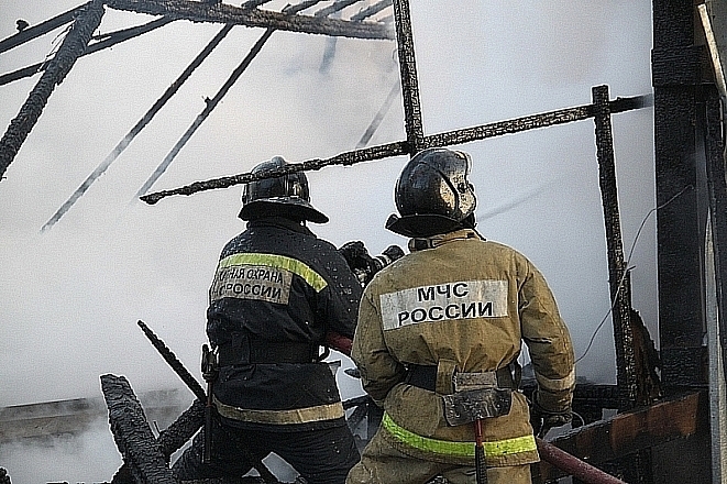 Пожарные спасли от огня жилые дома в Удачном и Мархе