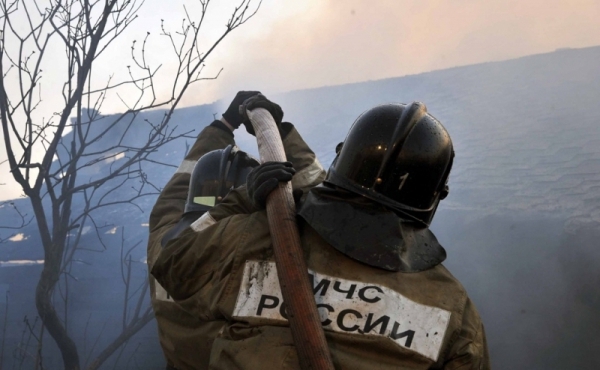 Пожарные спасли жилой дом в Ленске и гаражи в Якутске