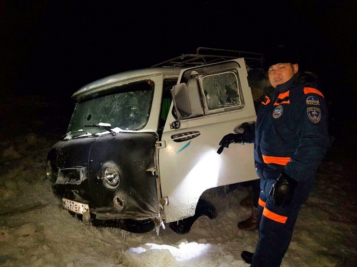 В Вилюйском районе машина на половину провалилась под лед на реке Дьябыдах