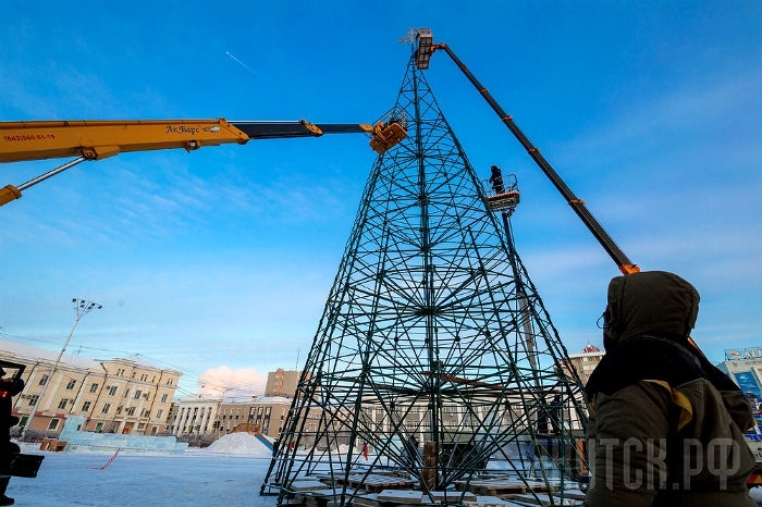 На площади Орджоникидзе скоро зажгутся огни новогодней елки