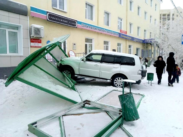 Фотофакт: на ул. Пушкина автомобиль снес остановку (+видео)
