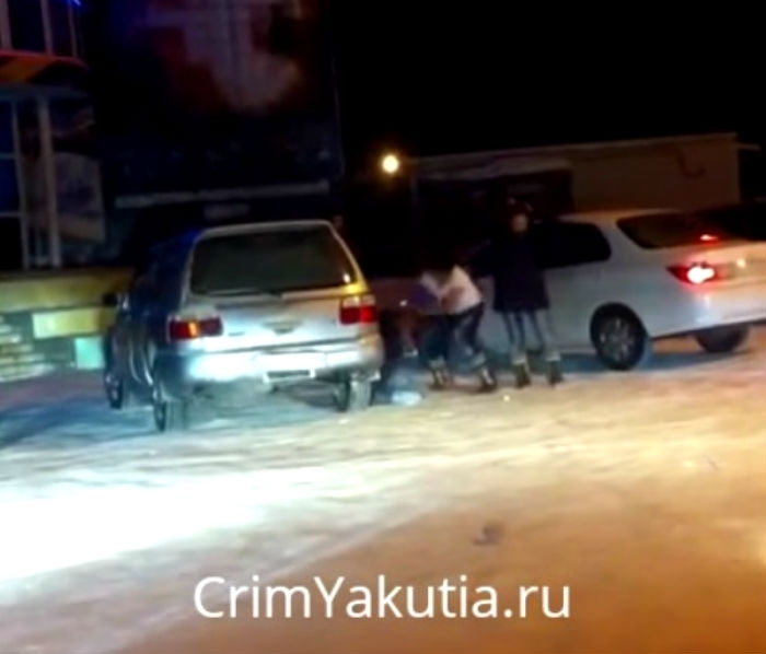 В Якутске у ночного клуба девушки жестоко избили парня (+видео)