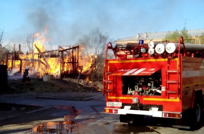 Жилой дом и частные кладовки пострадали от огня в Якутске