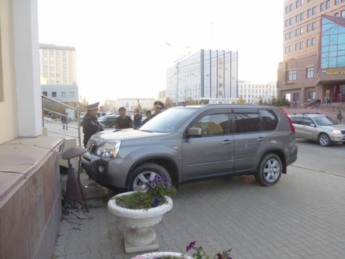 Водитель сбил двух пешеходов на тротуаре в центре Якутска